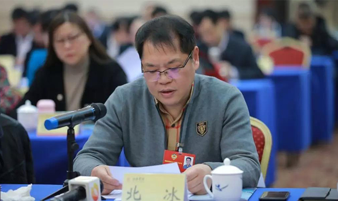 “建言資政勇?lián)?dāng)，一枝一葉總關(guān)情”——“明星”委員北冰出席省政協(xié)十二屆二次會議后記