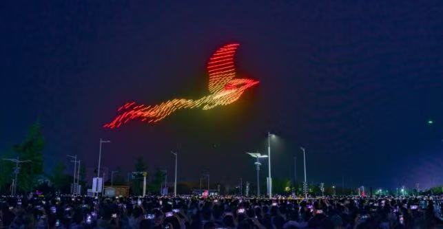 無人機(jī)表演屬于低空經(jīng)濟(jì)的一部分，圖源央廣網(wǎng).jpg